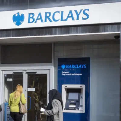 Barclays скорочує 900 робочих місць у Великій Британії, повідомляє профспілка Unite.