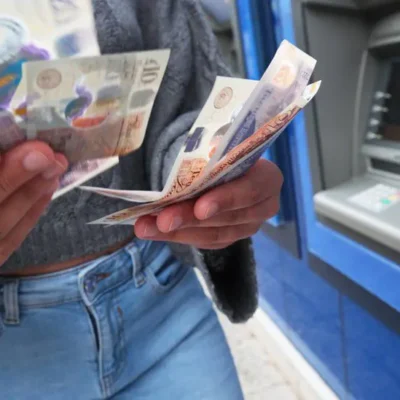 Зняття готівки в поштових відділеннях досягає рекордного рівня перед Різдвом