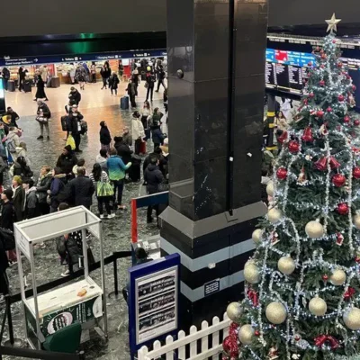 Подорожі Великобританією: мільйони людей їздять дорогами та залізницею напередодні Різдва