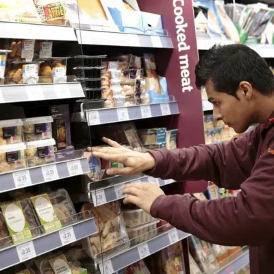 Sainsbury підвищує зарплату, оскільки супермаркети борються за персонал