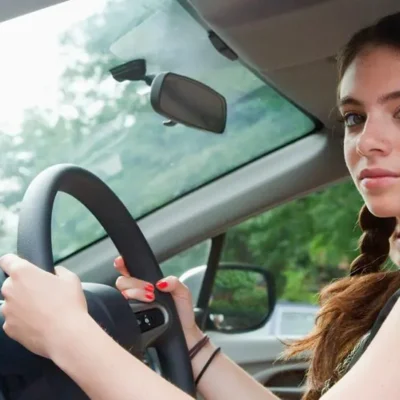 Молодим водіям доведеться заплатити 3000 фунтів стерлінгів за страхування автомобіля