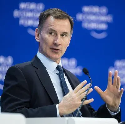 Канцлер Джеремі Хант натякає на подальше зниження податків