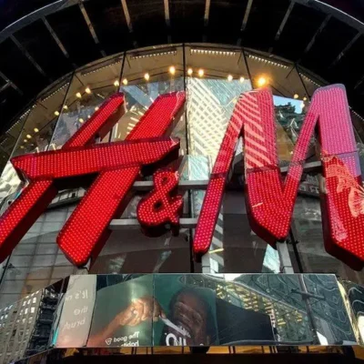 H&M припиняє рекламу шкільної форми після того, як його звинуватили в сексуальному поводженні з дітьми