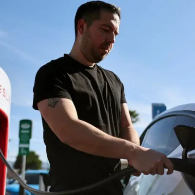 Tesla попереджає про «значно нижче» зростання продажів у 2024 році