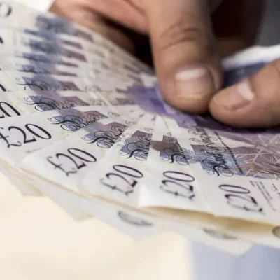 Керівники FTSE 100 «заробляють середню зарплату у Великобританії до обіду», каже аналітичний центр