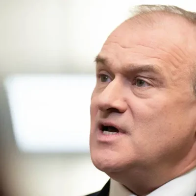 Еду Дейві порадили зустрітися з активістом Поштового відділення Аланом Бейтсом, щоб уникнути поганої реклами