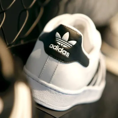 Adidas на передній частині після виходу з угоди з Каньє Вестом