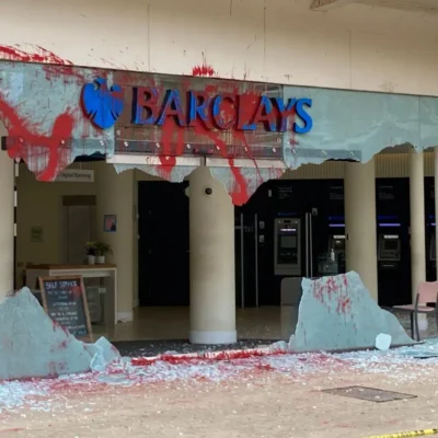 Відділення Barclays по всій Великобританії піддані нападам протестувальників