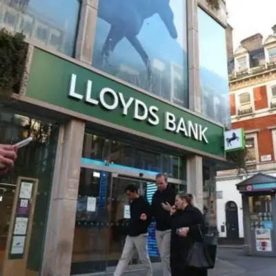 Lloyds збирається закрити 136 відділень, оскільки люди переходять на програми