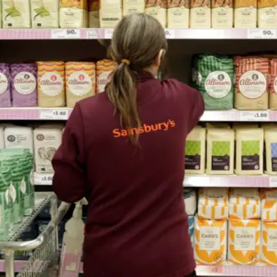 Sainsbury’s підвищить оплату до £12,60 на годину