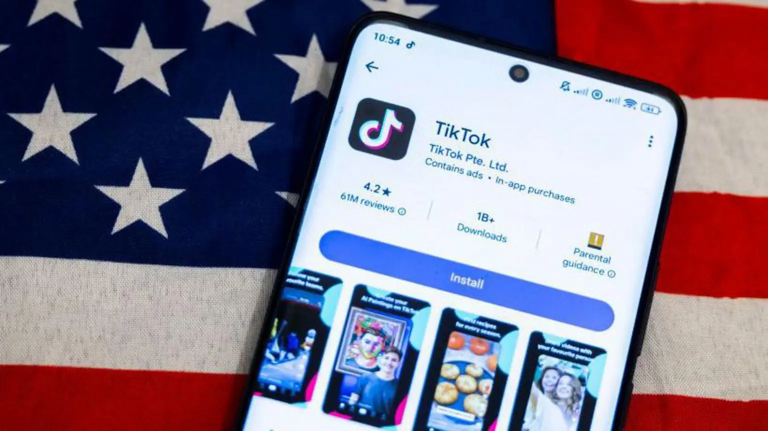 Логотип програми TikTok на екрані смартфона з американським прапором, січень 2025 року.