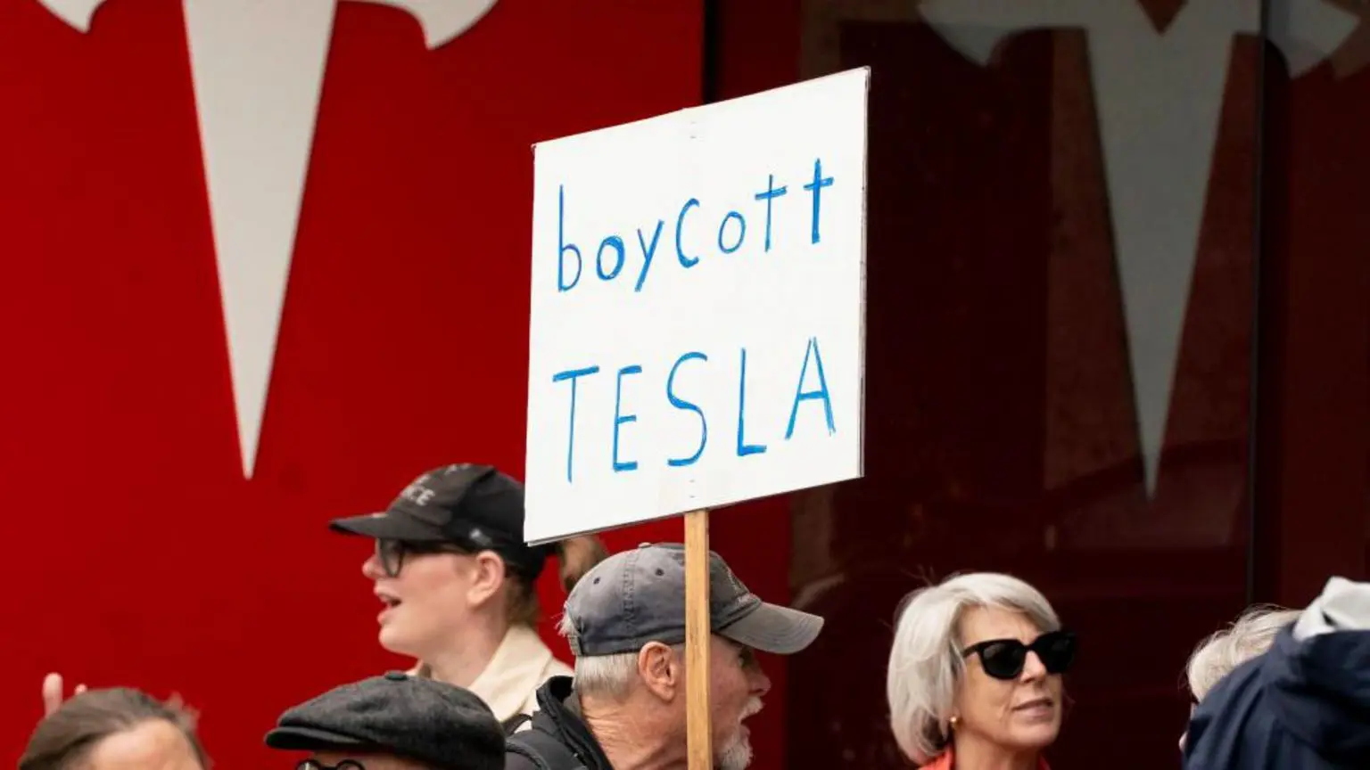 Ціна акцій Tesla постраждала від протестів проти бренду та посилення конкуренції з боку китайських конкурентів