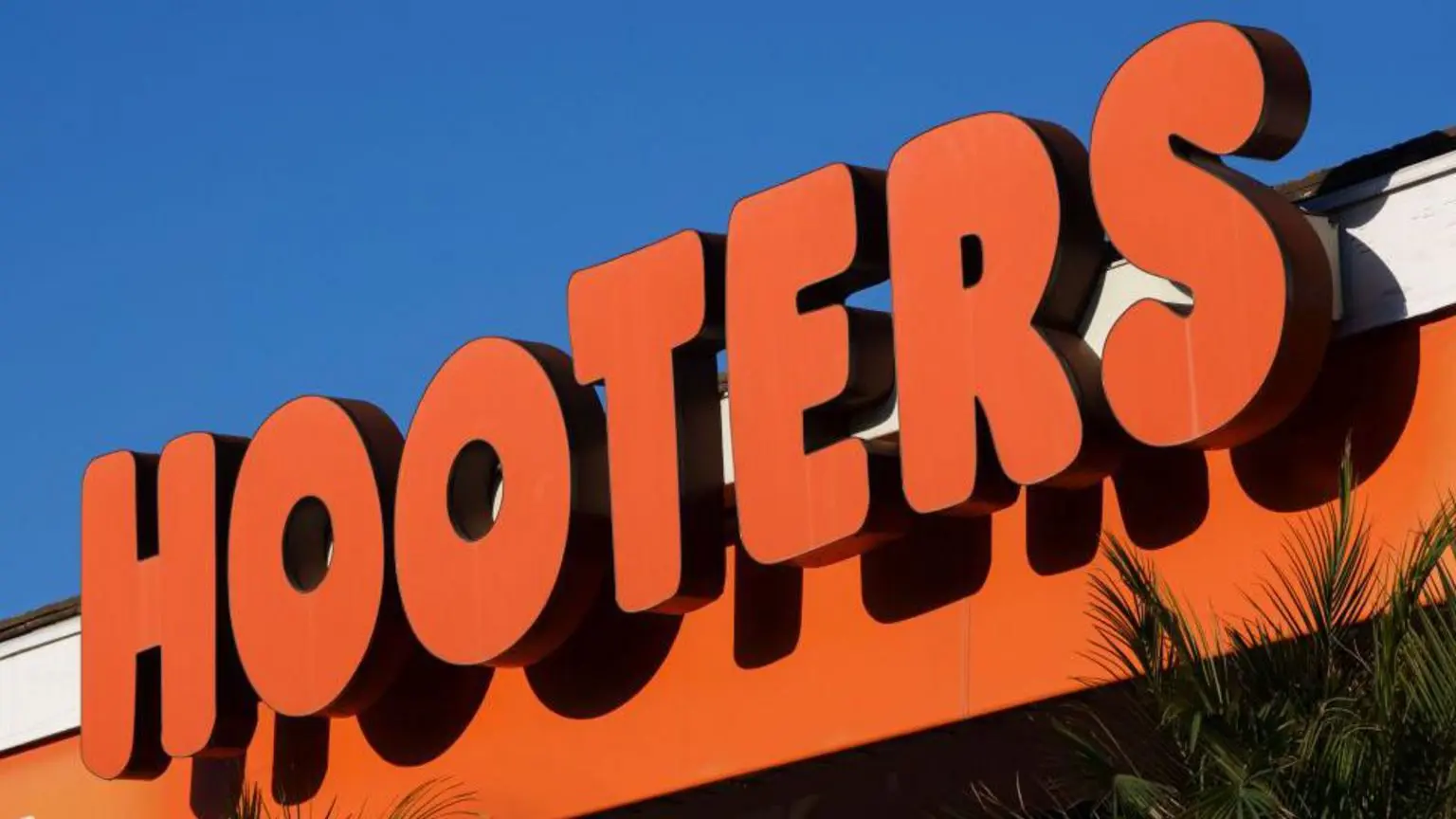 Яскраво-помаранчевий логотип Hooters виставлено біля їх ресторану 24 лютого 2025 року в Сан-Дієго, Каліфорнія.