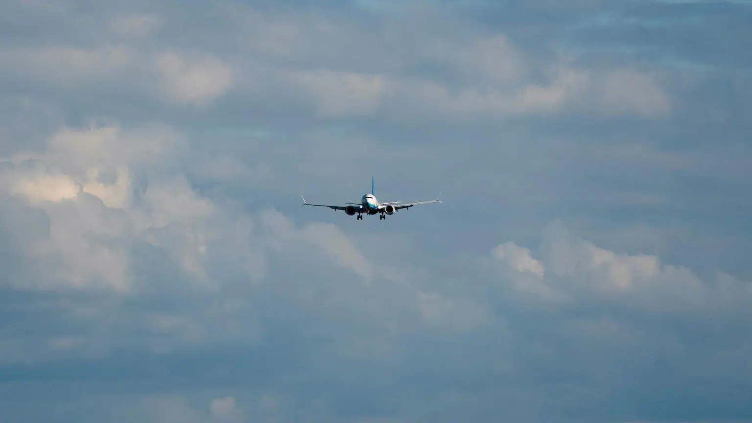 Boeing 737 MAX 8, другий реактивний літак, призначений для використання китайською авіакомпанією, який повертається виробнику, летить у повітрі перед посадкою на Боїнг-Філд.