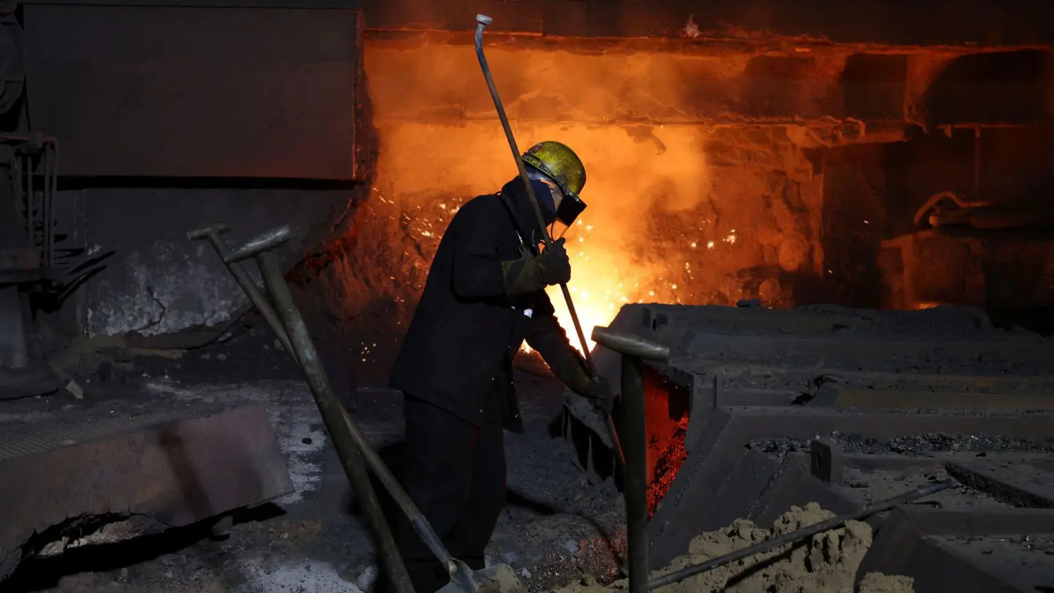 Робітник однієї з доменних печей сталеливарного заводу British Steel у Сканторпі