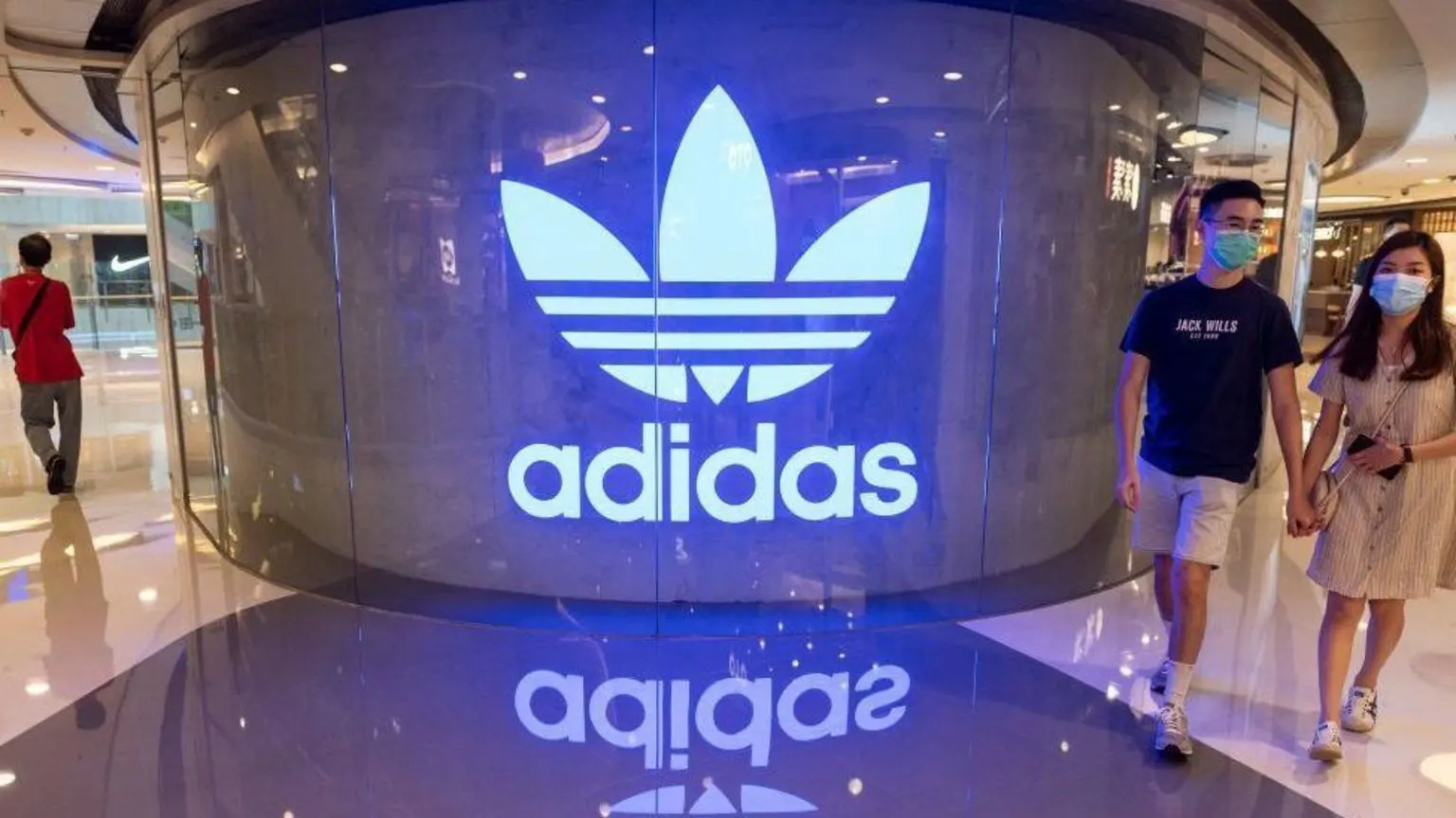Adidas стримує збільшення прибутку через невизначеність тарифів, попереджаючи, що ціни на кросівки в США можуть зрости.