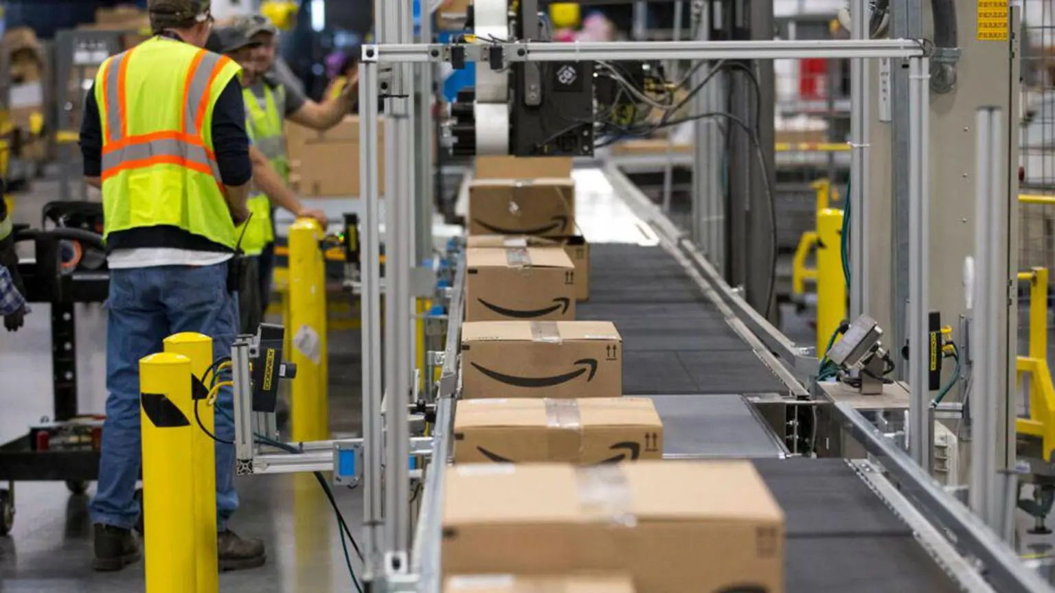 Коробки Amazon рухаються по конвеєру під час екскурсії центром виконання Amazon у Північному Лас-Вегасі.