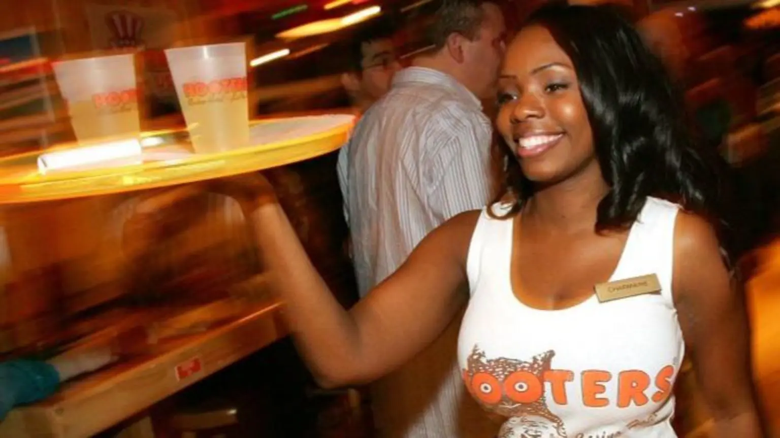 Hooters відомий своїми офіціантками та курячими крильцями