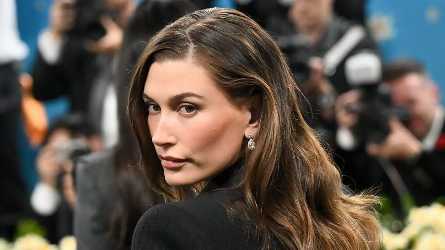 Гейлі Бібер на Met Gala 2025. На ній чорне плаття з сережками.