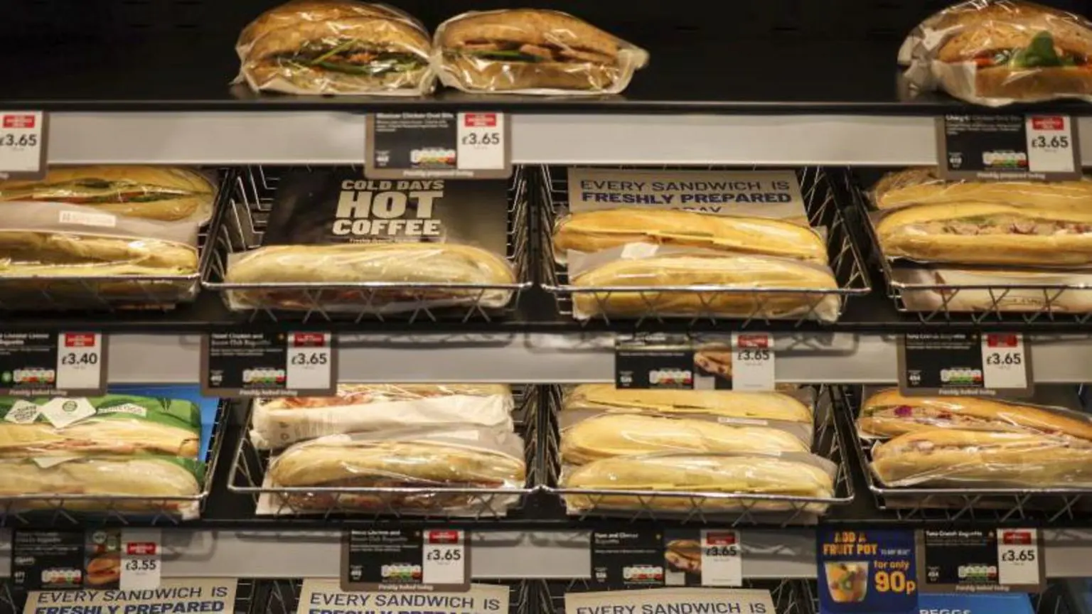 Сендвічі в магазині Greggs