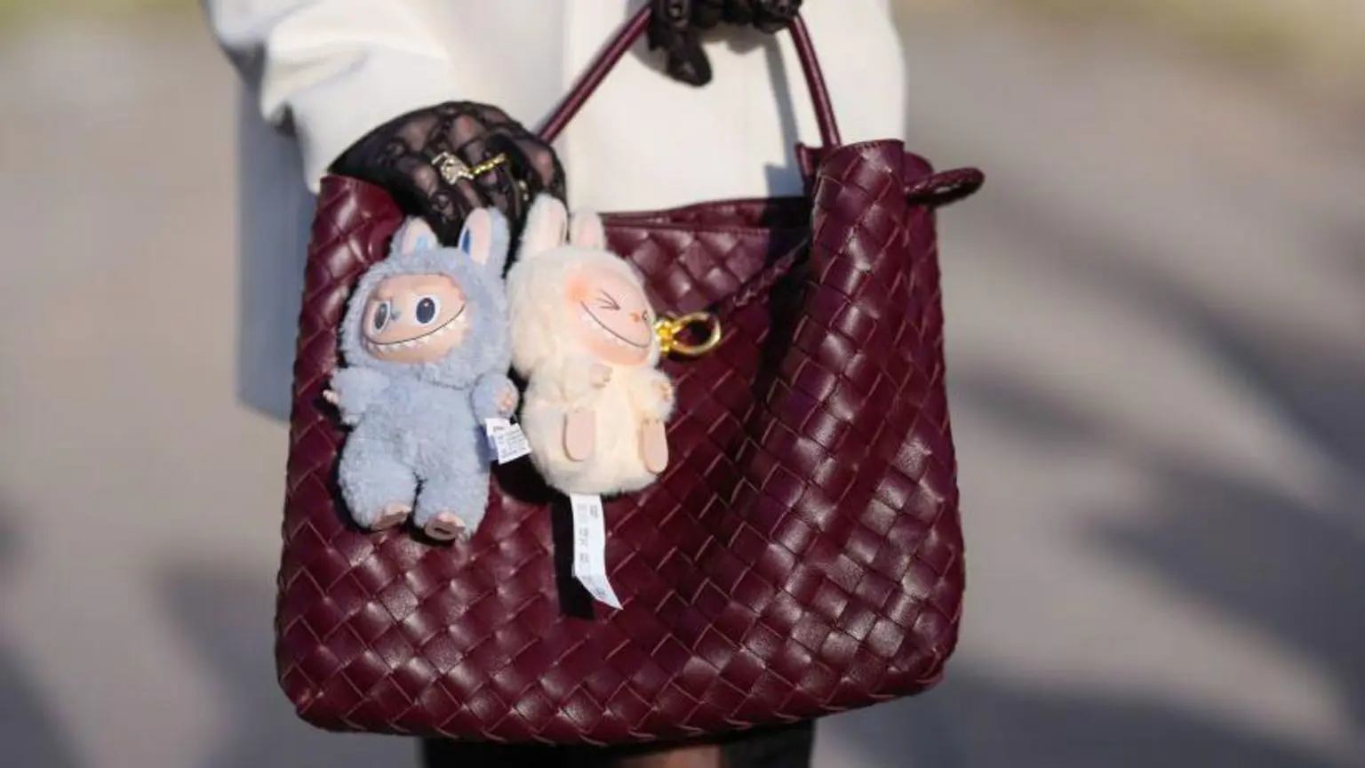 Популярні ляльки Labubu часто використовуються як підвіски для сумок