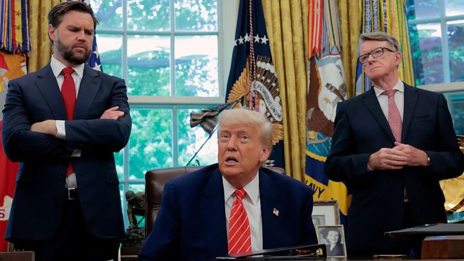 Президент Дональд Трамп разом із віце-президентом Дж. Д. Венсом і Пітером Мандельсоном, послом Великобританії в Сполучених Штатах, виступають перед журналістами в Овальному кабінеті Білого дому