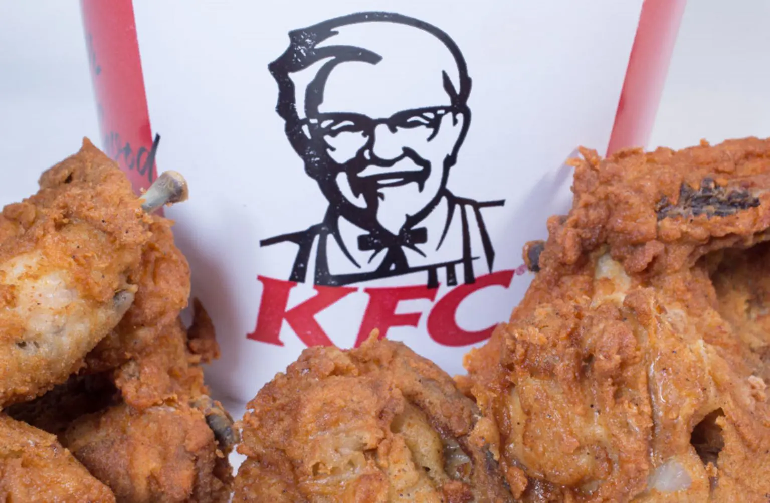 Смажена курка перед відром KFC