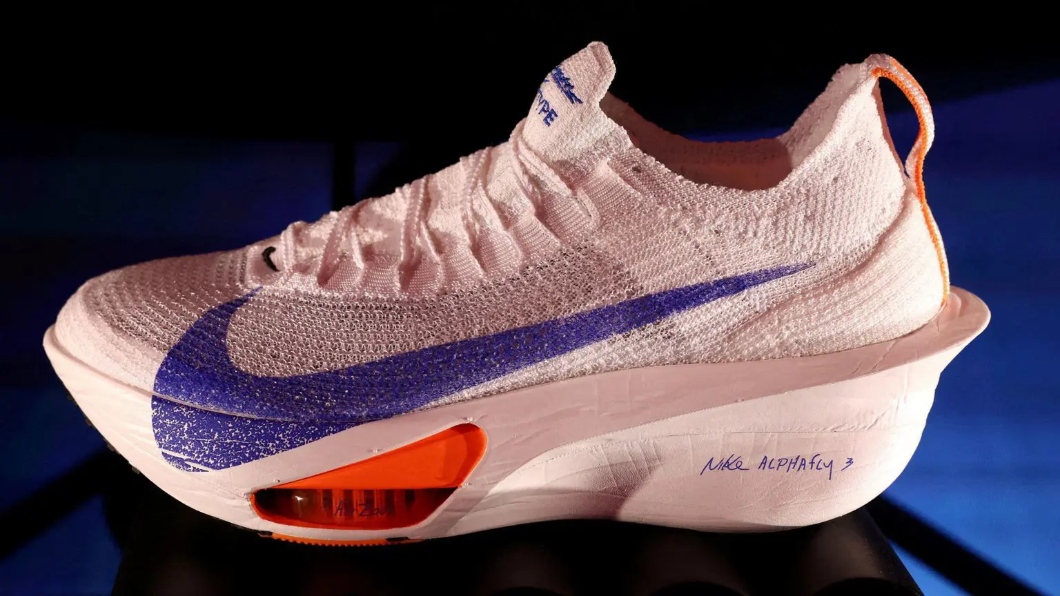 Бігові кросівки Nike Alphafly 3 демонструються під час презентації в Парижі, Франція.
