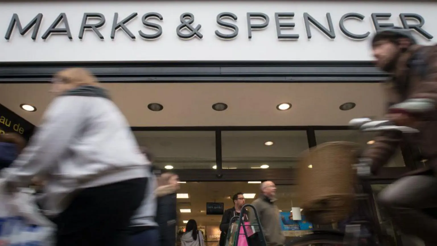 Люди, що проходять повз магазин Marks & Spencer