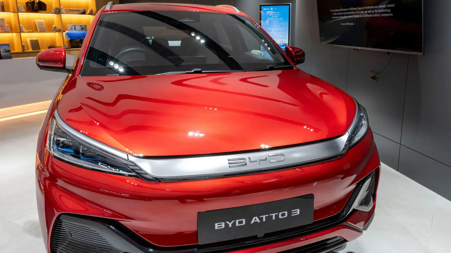 Червоний автомобіль BYD ATTO 3 у виставковому залі в Гонконгу.
