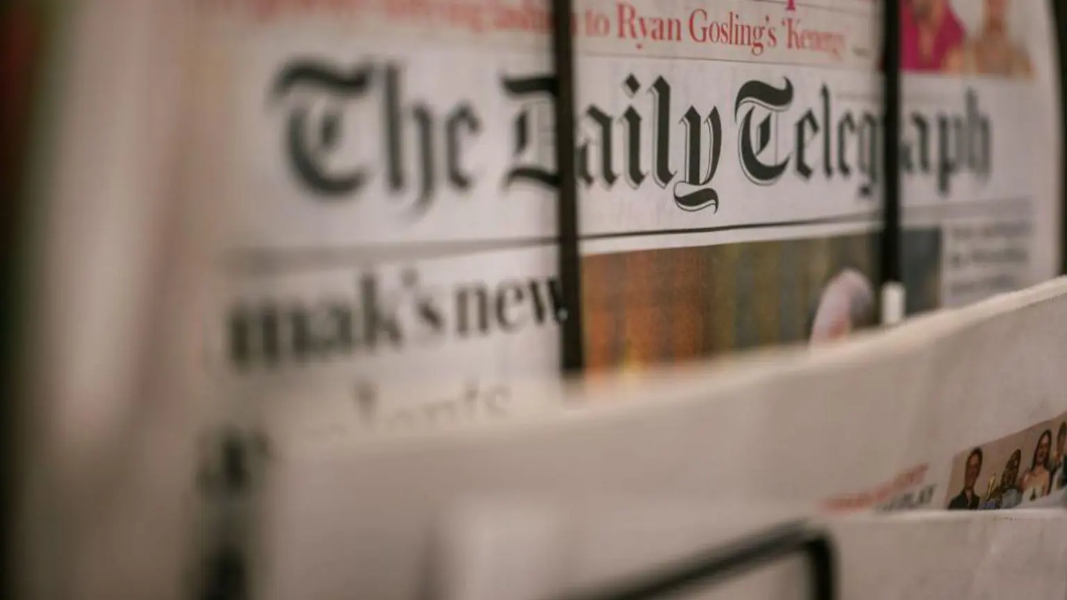 Газета Daily Telegraph на стенді