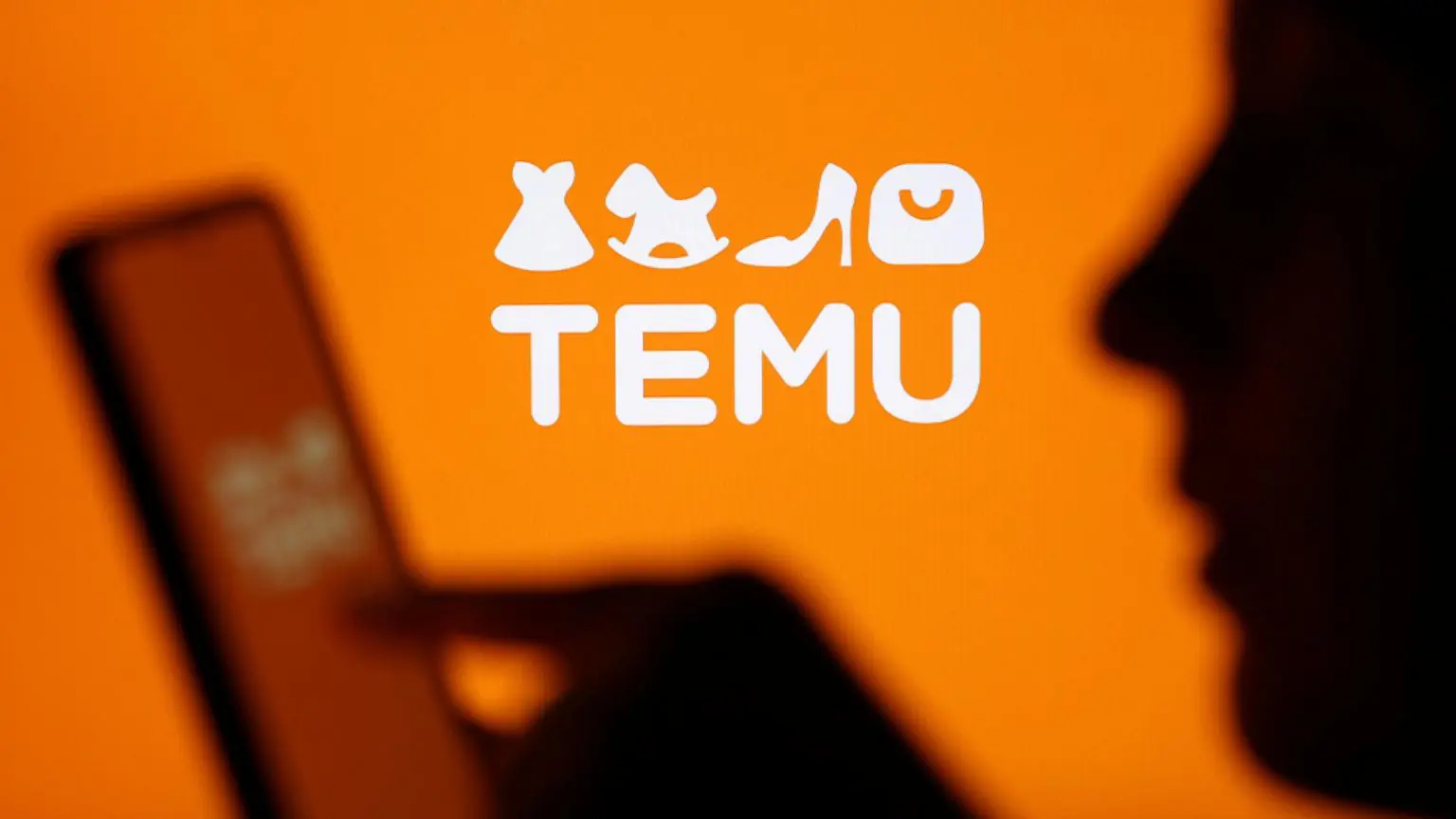 Логотип Temu, зображений поруч із силуетом людини, яка переглядає китайський онлайн-ринок на своєму телефоні