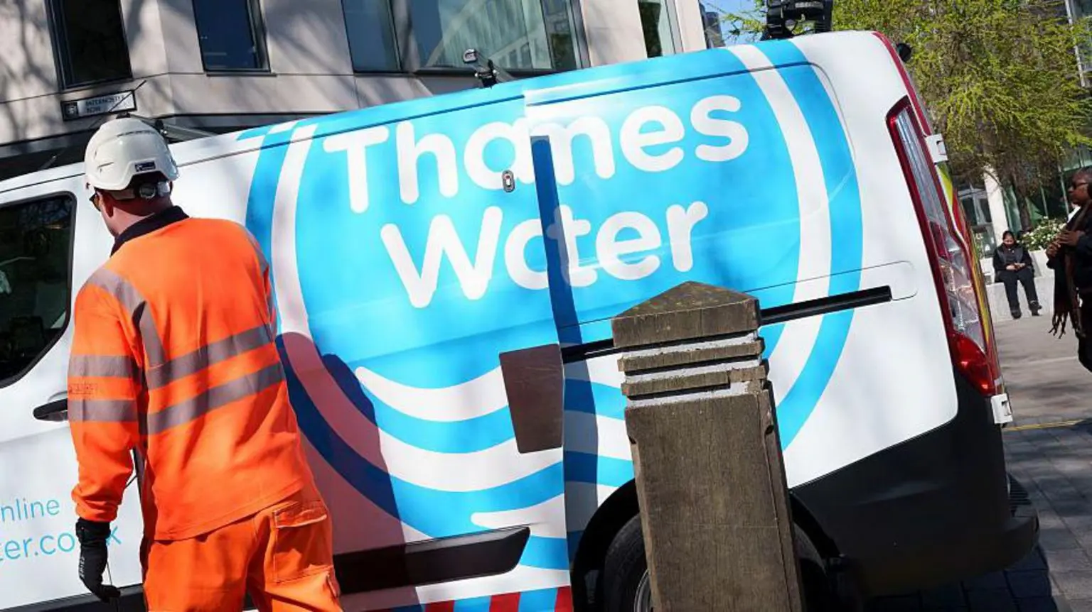 Робітник стоїть перед фургоном Thames Water