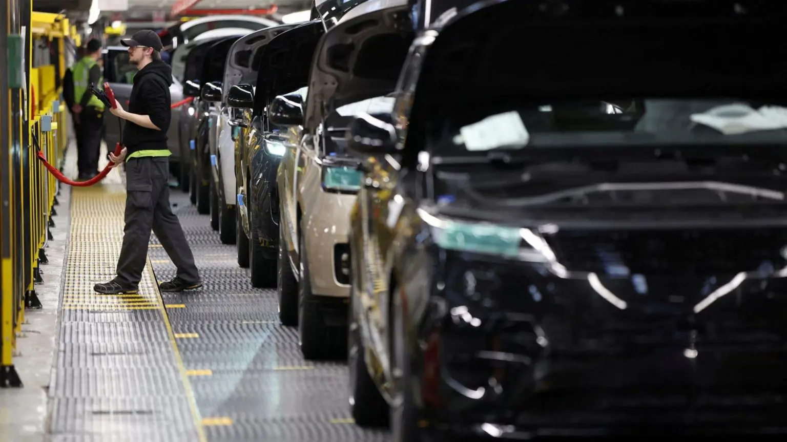 Співробітник працює на виробничій лінії на заводі Jaguar Land Rover у Соліхаллі, Великобританія, 15 грудня 2022 р.