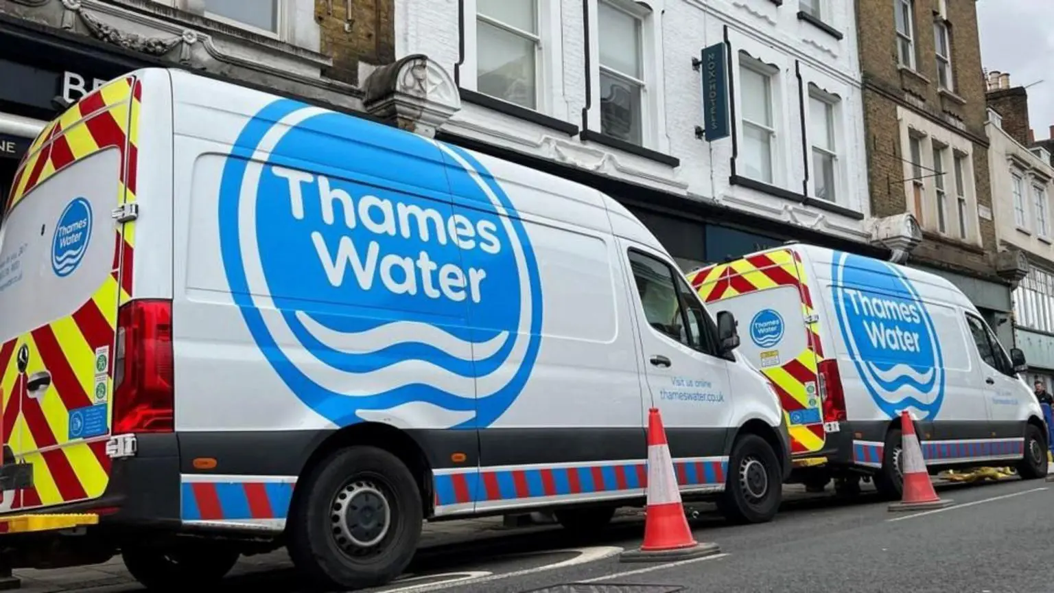 Два мікроавтобуси Thames Water, припарковані на узбіччі дороги