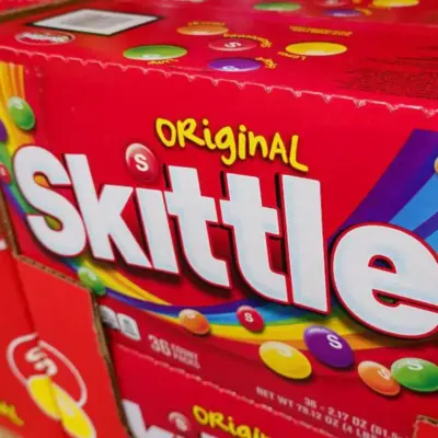 Mars поступово припиняє використання суперечливої ​​кольорової добавки в Skittles
