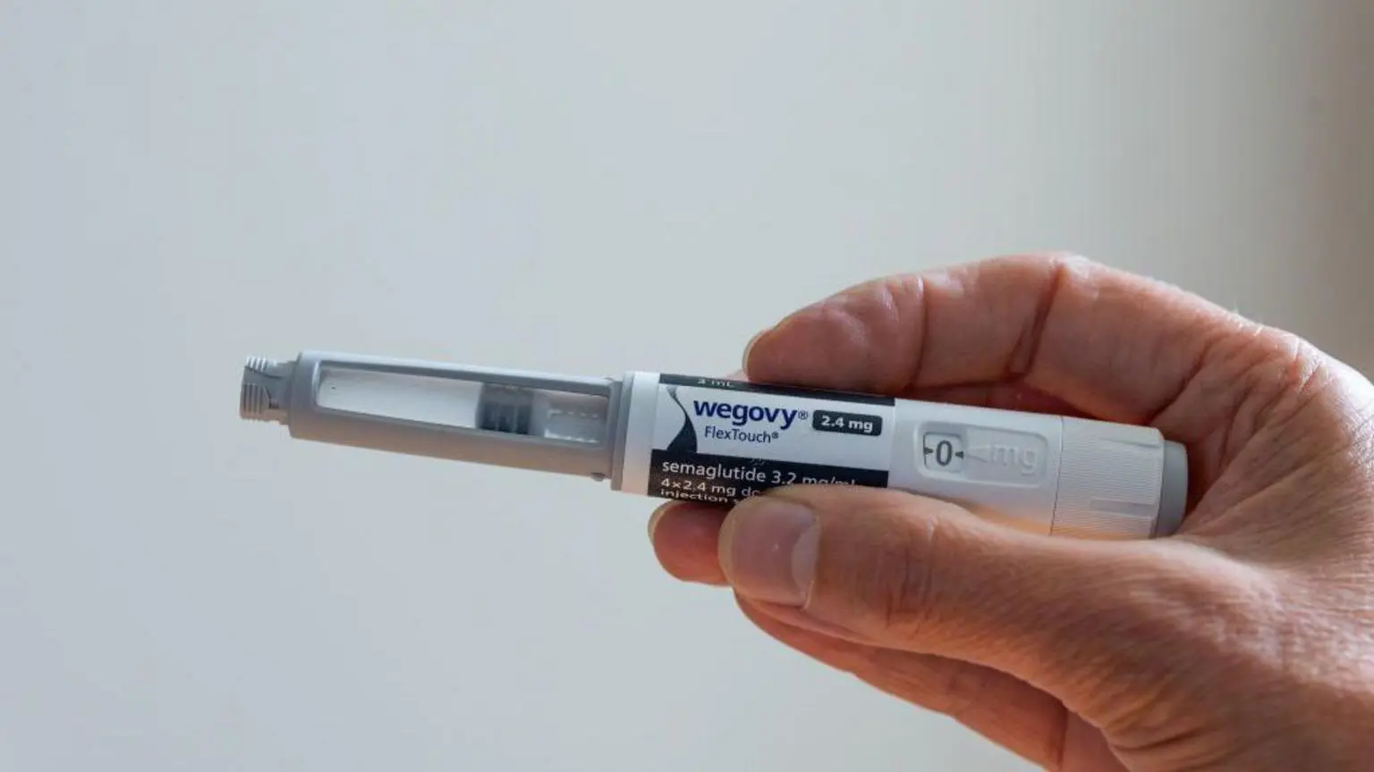 Wegovy виробляється фармацевтичною компанією Novo Nordisk і був схвалений спеціально для хронічного контролю ваги у дорослих і підлітків 17 листопада 2024 року в Сіднеї, Австралія.