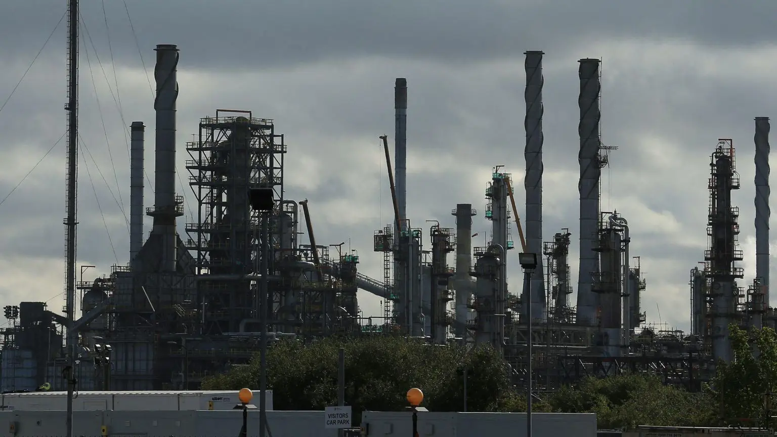 На нафтопереробному заводі зайнято понад 400 працівників, але профспілка каже, що близько 1000 робочих місць знаходяться під загрозою, включаючи підрядників і ланцюг постачання