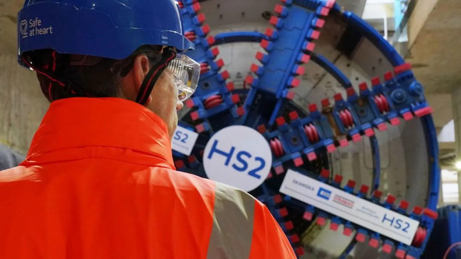 Робітник HS2 стоїть перед тунелебурильною машиною Karen на станційній станції Old Oak Common під час підготовки до завершення прокладки тунелю HS2 довжиною 4,5 милі до Лондона Юстон. Дата фото: понеділок, 2 грудня 2024 р.