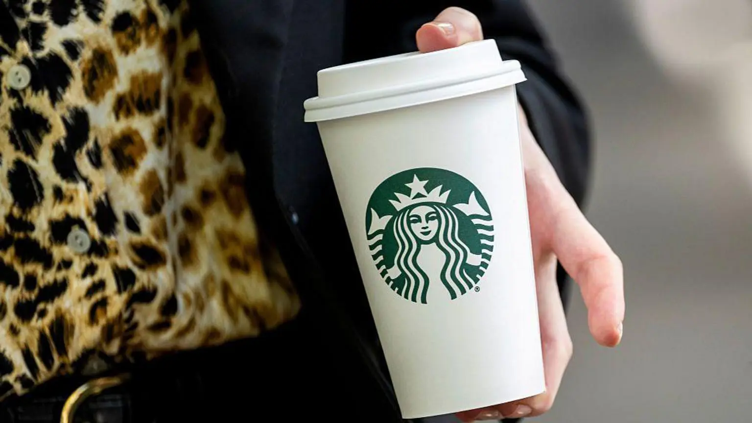 Чашка Starbucks на винос, яку тримає людина в сорочці з леопардовим принтом, у Сакраменто, Каліфорнія, США, у понеділок, 28 квітня 2025 року.
