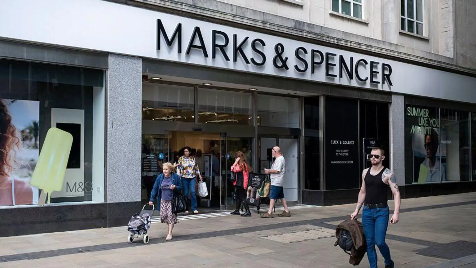 Покупці та люди за межами Marks & Spencer у Свонсі