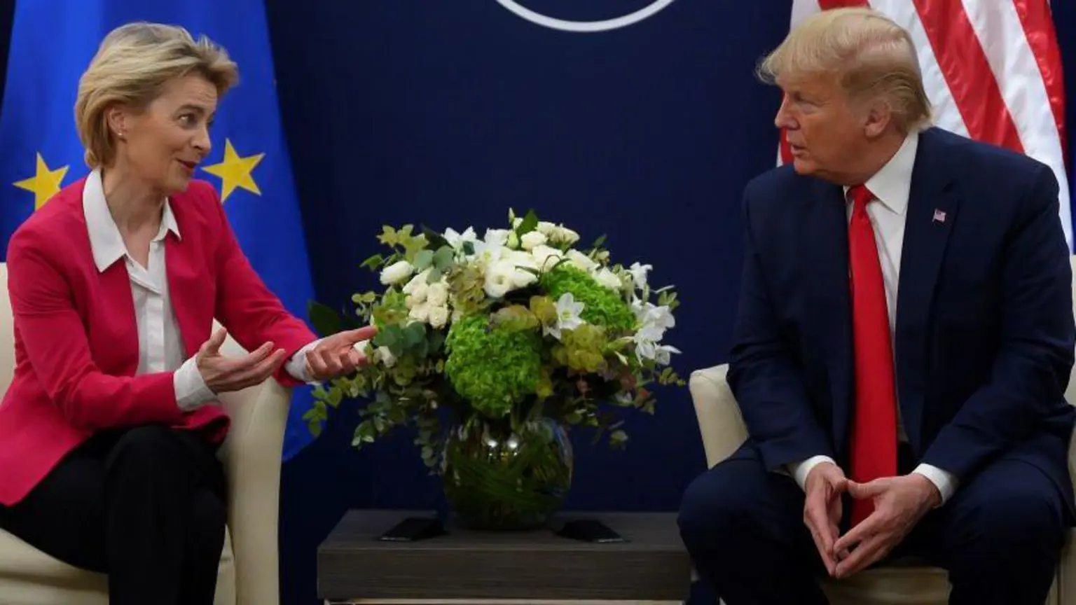 Президент США Дональд Трамп розмовляє з президентом Європейської комісії Урсулою фон дер Ляєн