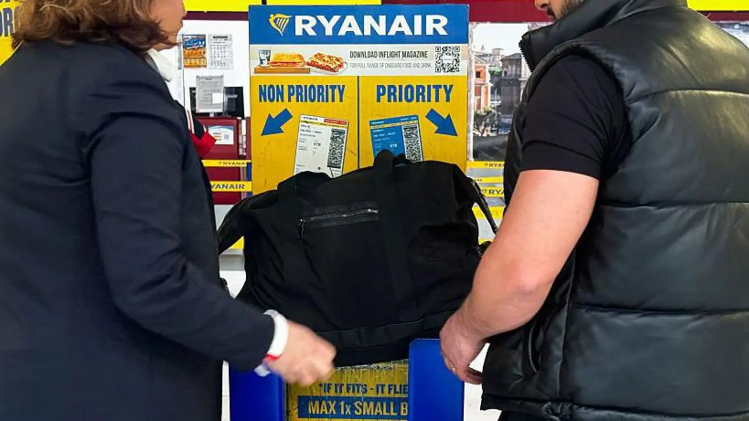Один із сучасних вимірювачів багажу Ryanair в римському аеропорту Чампіно