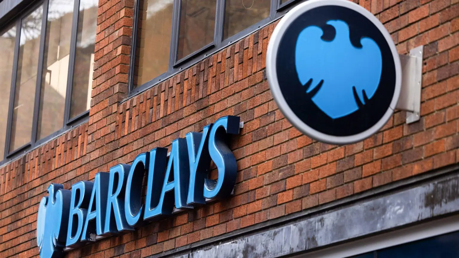 Логотип Barclays на гілці