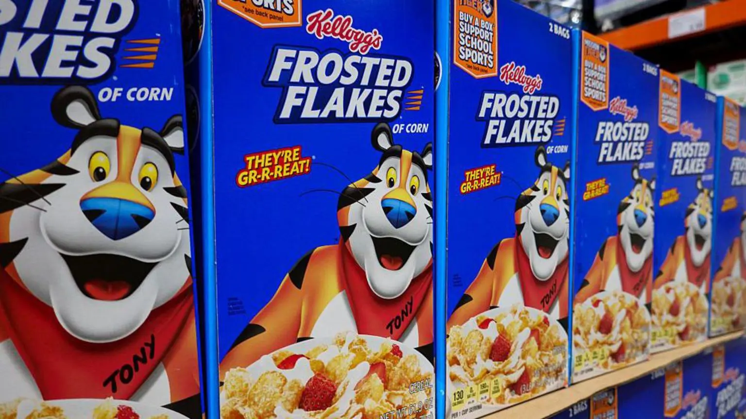 Коробки пластівців Kellogg's Frosted Flakes складені в оптовому магазині Costco 4 квітня 2025 року в Сан-Дієго, Каліфорнія.