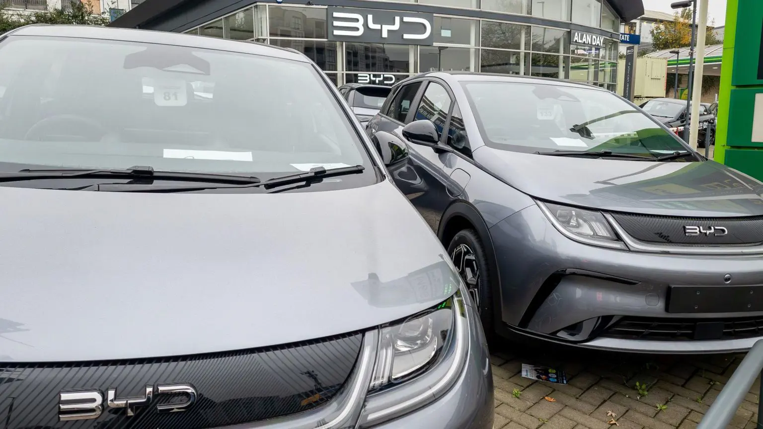 Автомобілі BYD у виставковому залі в Лондоні