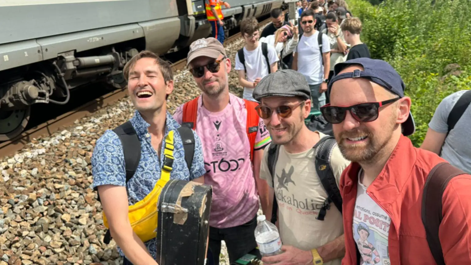 Stornoway виконав акустичну версію пісні The Only Way is Up від Yazz із текстом, адаптованим до затримки Eurostar