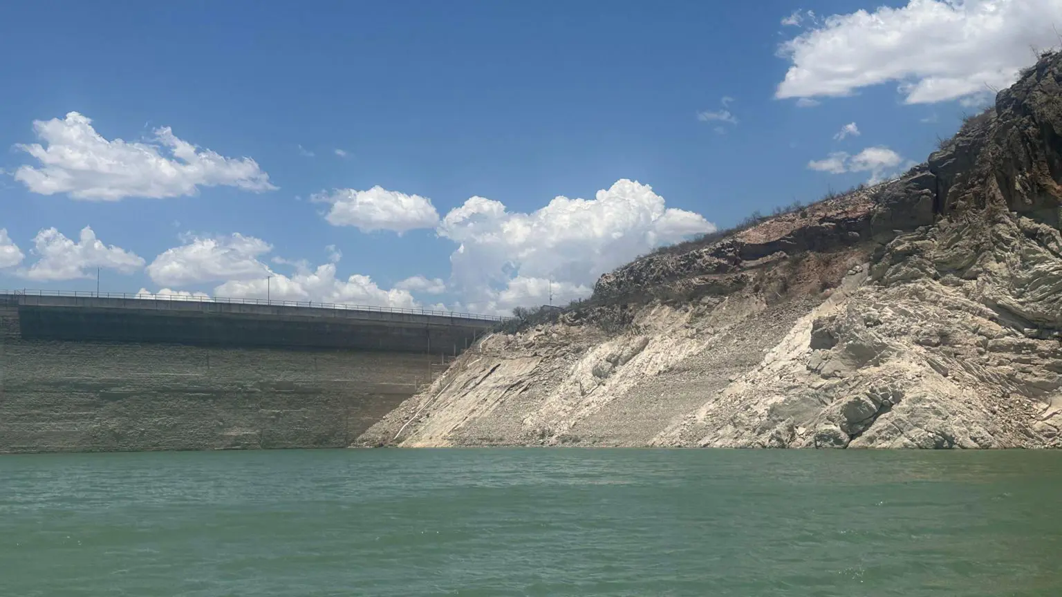 Кажуть, що рівень води в озері Торонто, водосховищі на півночі Мексики, критично низький