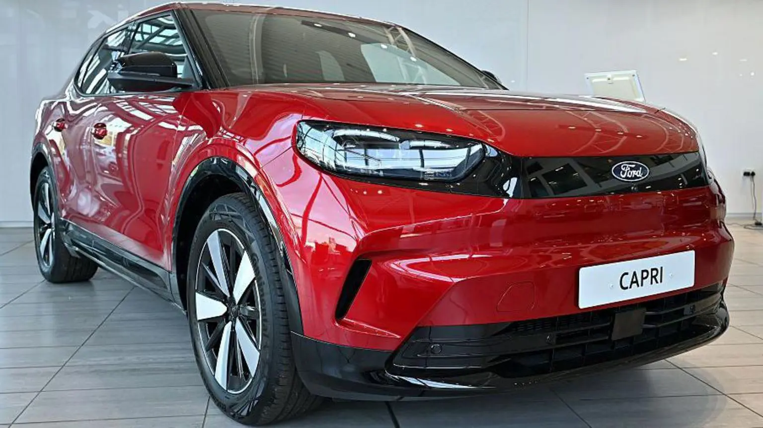 Червоний повністю електричний позашляховик Ford Capri у виставковому залі дилерського центру Ford 19 червня 2025 року в Рейлі, Сполучене Королівство.
