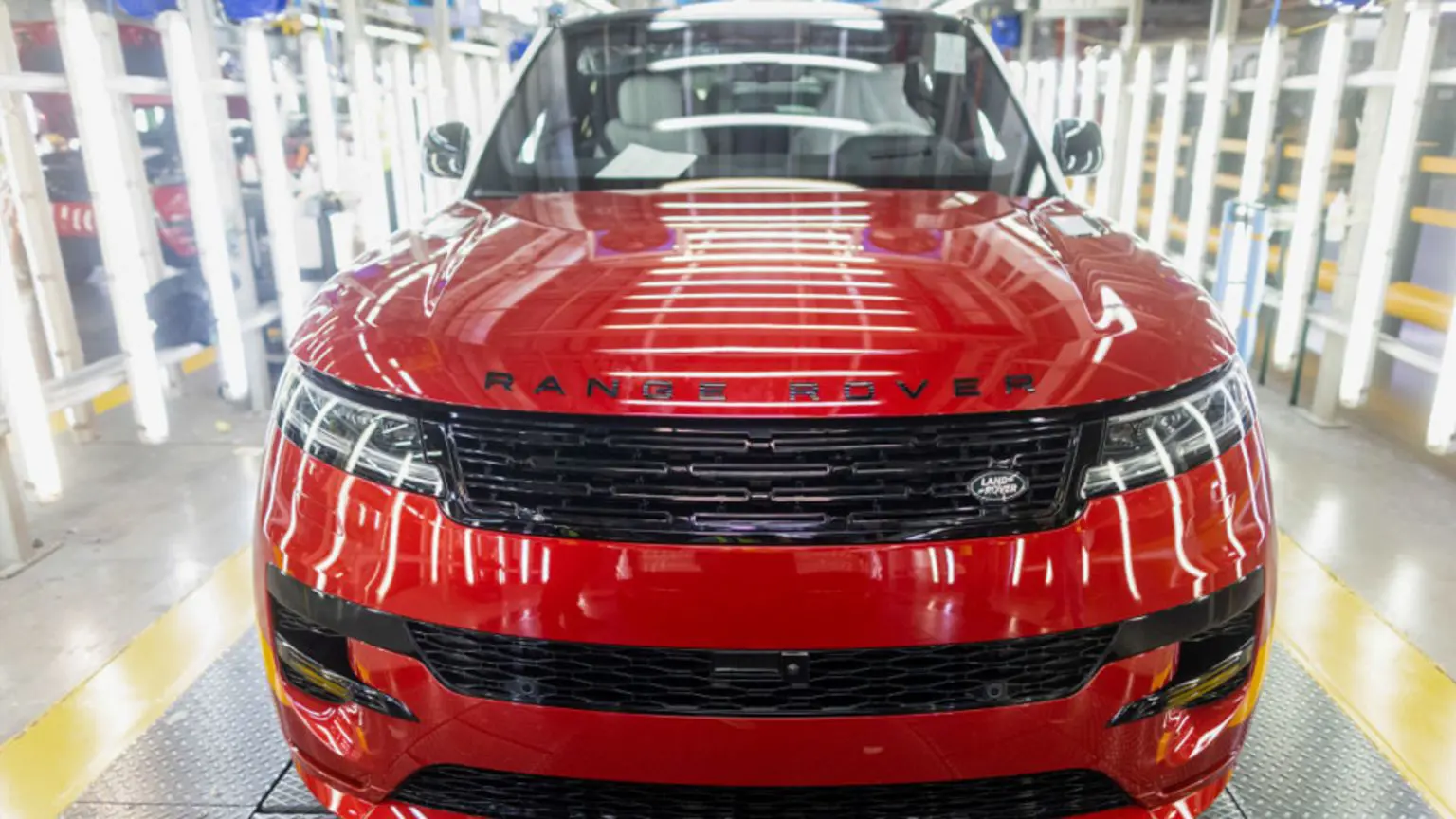 Передня частина яскраво-червоного Land Rover на заводі JLR